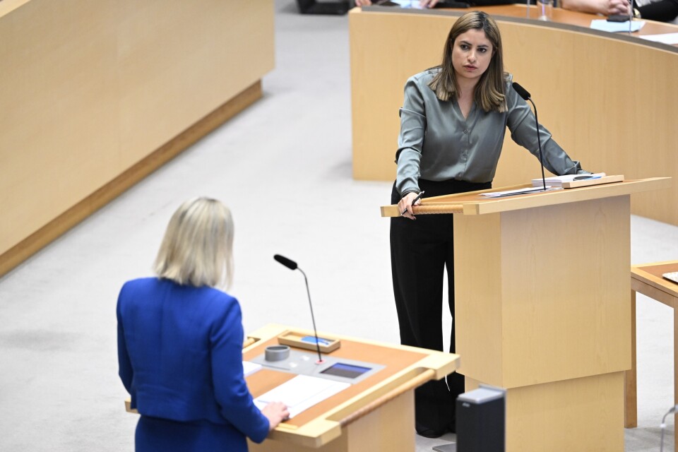 V-ledaren Nooshi Dagostar är ett föredöme medan Magdalena Anderssons (S) hantering av partiföreträdare som svajar i relationen till Hamas lämnar mycket att önska.