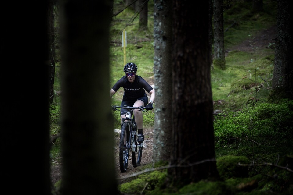 Martina Thomasson tar mer än gärna en tur i skogen på sin mountainbike. Den VM-meriterade cyklisten ger sina bästa tips på vart man kan styra sin utflykt på två hjul i Sjuhärad.