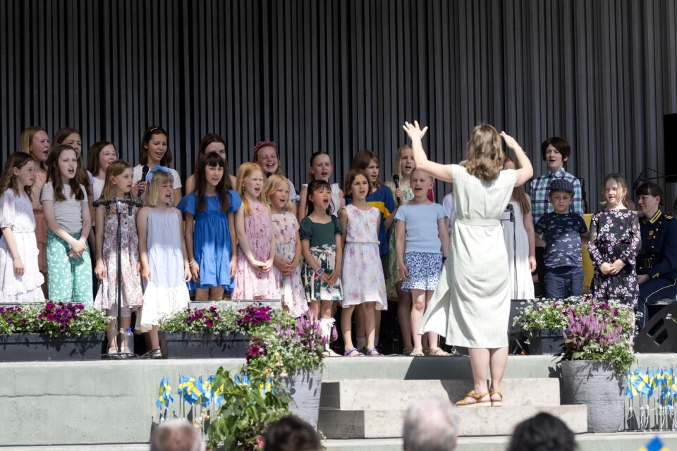 Kulturskolans körer SingSång, Svalorna och Robertkören sjöng låten ”Vi är blommor”.