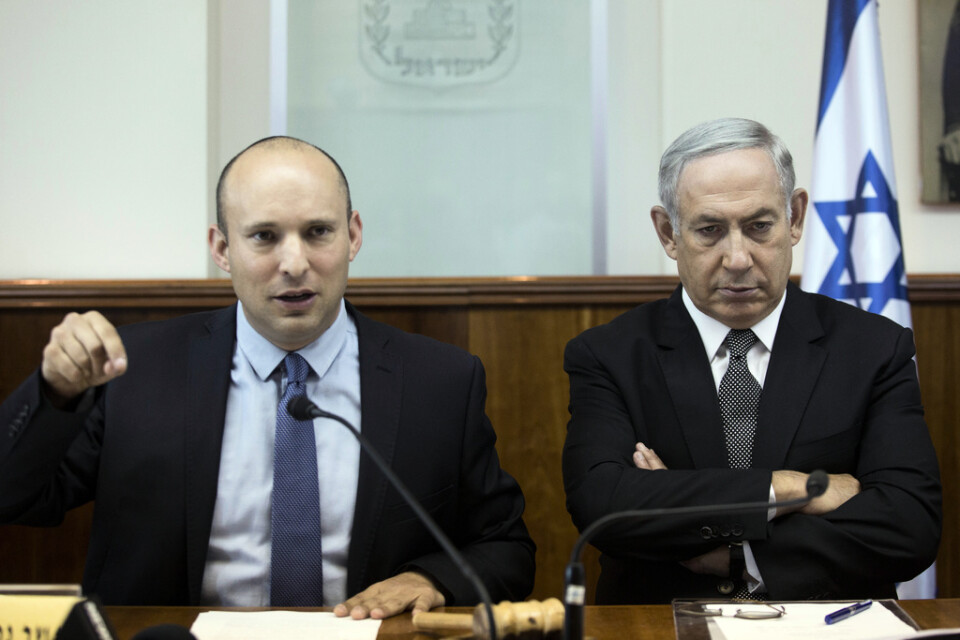 Naftali Bennett och Benjamin Netanyahu (till höger) har jobbat länge tillsammans. Bilden är tagen 2016, då Bennett var utbildningsminister och Netanyahu premiärminister.