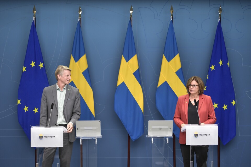 Finansmarknads- och bostadsminister Per Bolund och miljö- och klimatminister samt vice statsminister Isabella Lövin presenterar nya budgetåtgärder under en pressträff i Rosenbad.