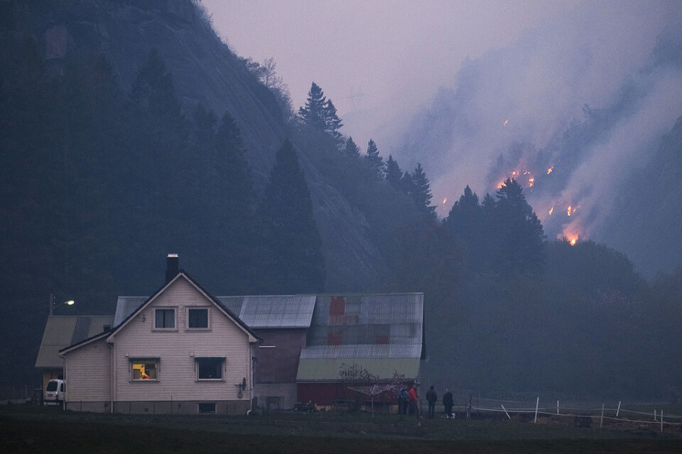Bilden visar branden i Åmot i Sokndal kommun.