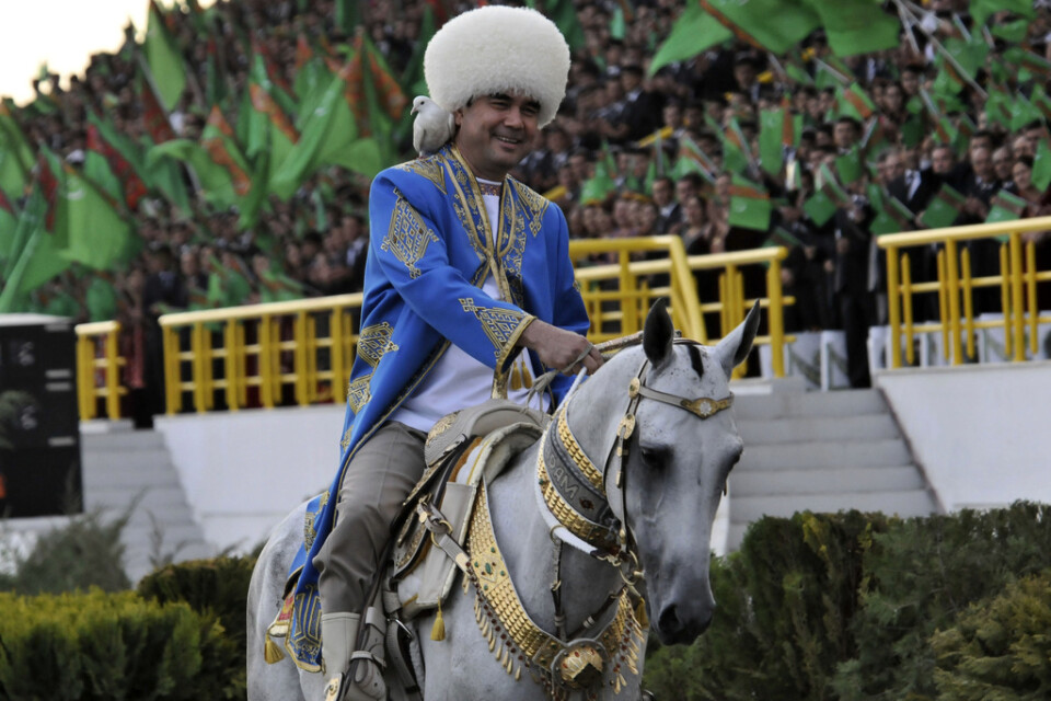 Turkmenistans president Gurbanguly Berdymuchamedov (på bilden) lämnar över presidentmakten till sin son. Berdymuchamedov den yngre tycks inte vara lika benägen att visa sig på styva linan som sin far. Arkivbild.