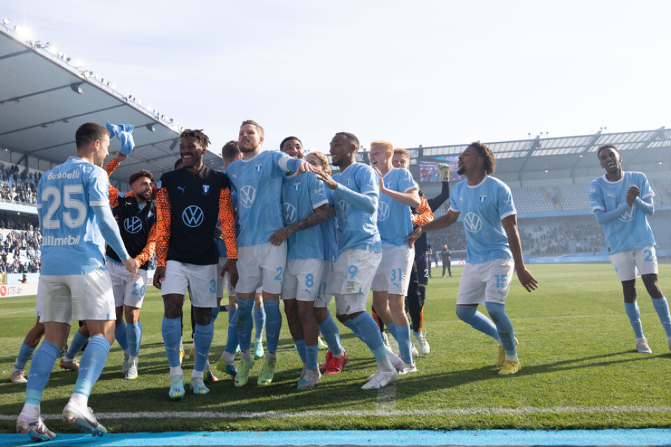 Malmö FF-spelarna firar 3–1-segern hemma mot AIK – segern var MFF:s sjunde av sju möjliga i årets allsvenska.