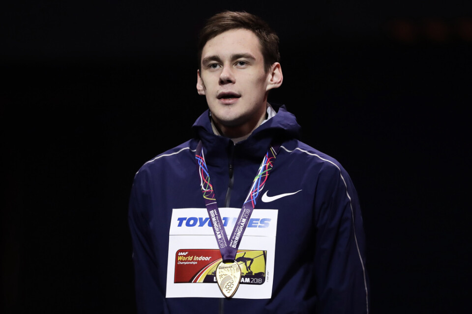 Ryssen Danil Lysenko med sitt guld från inomhus-VM 2018.