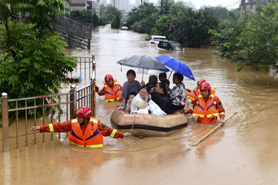 Invånare i Jiangxiprovinsen i centrala Kina räddas undan de svåra översvämningarna där.