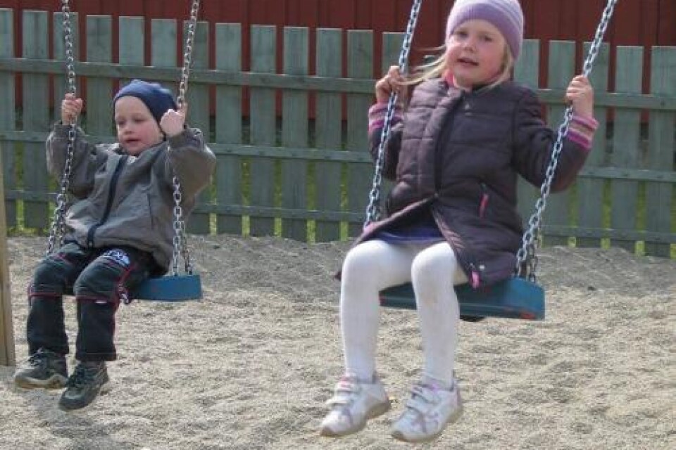 Vårgung. Sebastian Dodog, 4 år, och Nickolina Holmström, 4 år, går på Myrans förskola som firade 30-årsjubileum i går. Foto: Tina Salamonsen