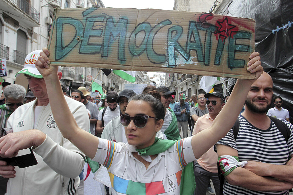 En demonstrant kräver demokrati under en demonstration i Alger i maj. Arkivbild.