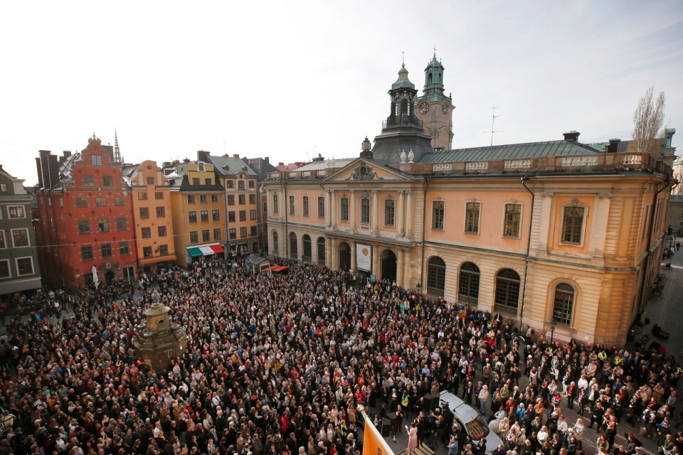 En manifestation ägde rum utanför Börshuset i Stockholm, men akademins ledamöter höll sitt möte på ett annat ställe.