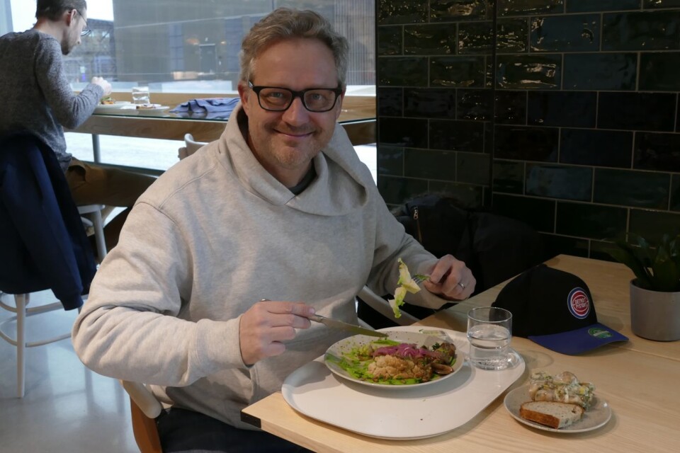 Universitetsläraren Mårten Ekblad slog sig till bords när restaurangen öppnade på måndagen. Lunchvalet föll på det veganska alternativet. ”Mycket gott”, säger han.