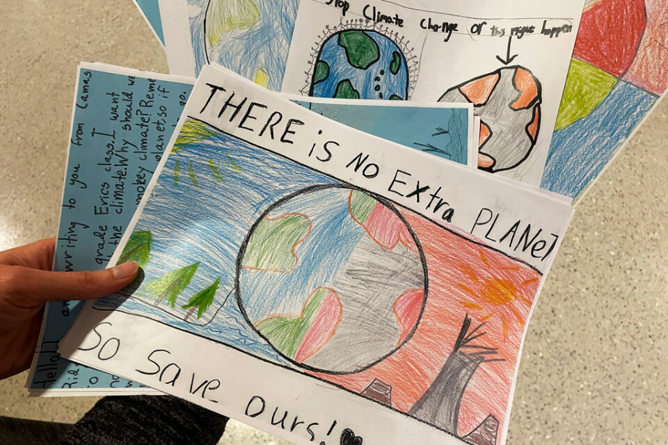 Teckningar och brev av amerikanska elever som uppmanar politiker och beslutsfattare att stoppa klimatförändringarna. Arkivbild.