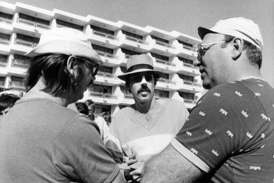 Från inspelningen av filmen "Sällskapsresan" i San Agustin på Gran Canaria. Från vänster Sven Melander i rollen som "Berra", Lasse Åberg och Weiron Holmberg.