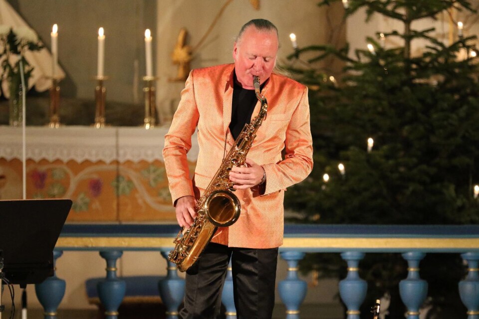 Johan Stengård tog med sig saxofonen och en samling berättelser till Tvärreds kyrka, vilket underhöll publiken i nästan två timmar. Foto: Jakob Romeborn