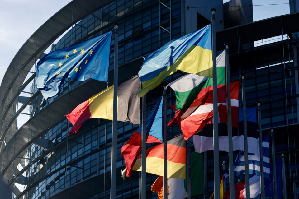 Den ukrainska flaggan vajar utanför EU-parlamentet i Bryssel. Arkivbild.