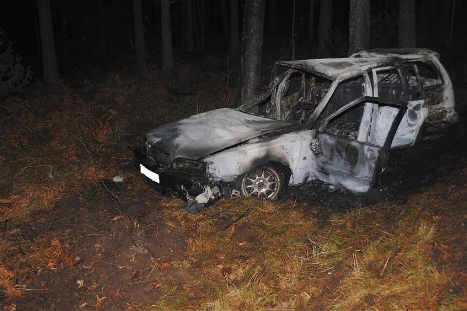 Tre unga var nära att omkomma när deras bil fattade eld.