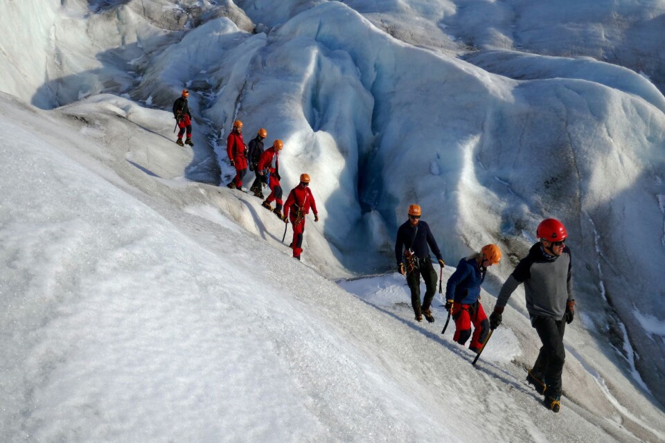Karin Jansdotter och övervintringsteamet på en glaciär på Svalbard under utbildningen. – Säkerheten är viktig. Det finns flera berg vid forskningssatationen där vi inte får gå upp själva för att det inte ska hända oss något. Och en av killarna ville ”kita” på snön, det fick han nej på, säger Karin Jansdotter.