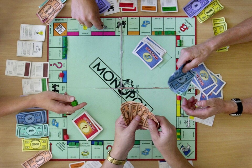 Skribenten uppmanar kommunledningen att köpa ett monopolspel i stället för att leka med invånarnas pengar.