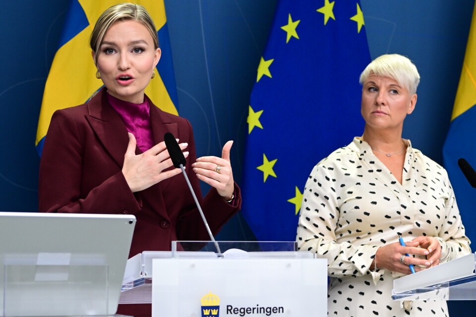 Energi-och näringsminister Ebba Busch (KD) och äldre-och socialförsäkringsminister Anna Tenje (M) tror på pengar i februari.