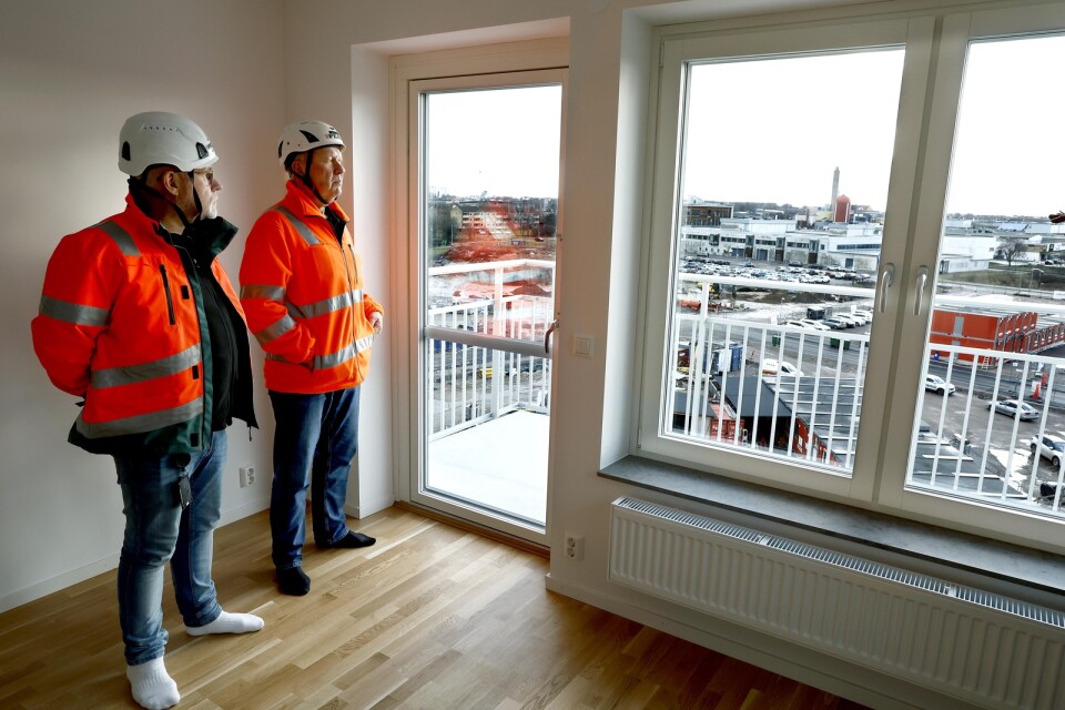 Mikael Hallström (vänster) och Stefan Laursen (höger) från Peab visar upp de nya lägenheten i Linnéstaden som nu står redo för inflyttning.