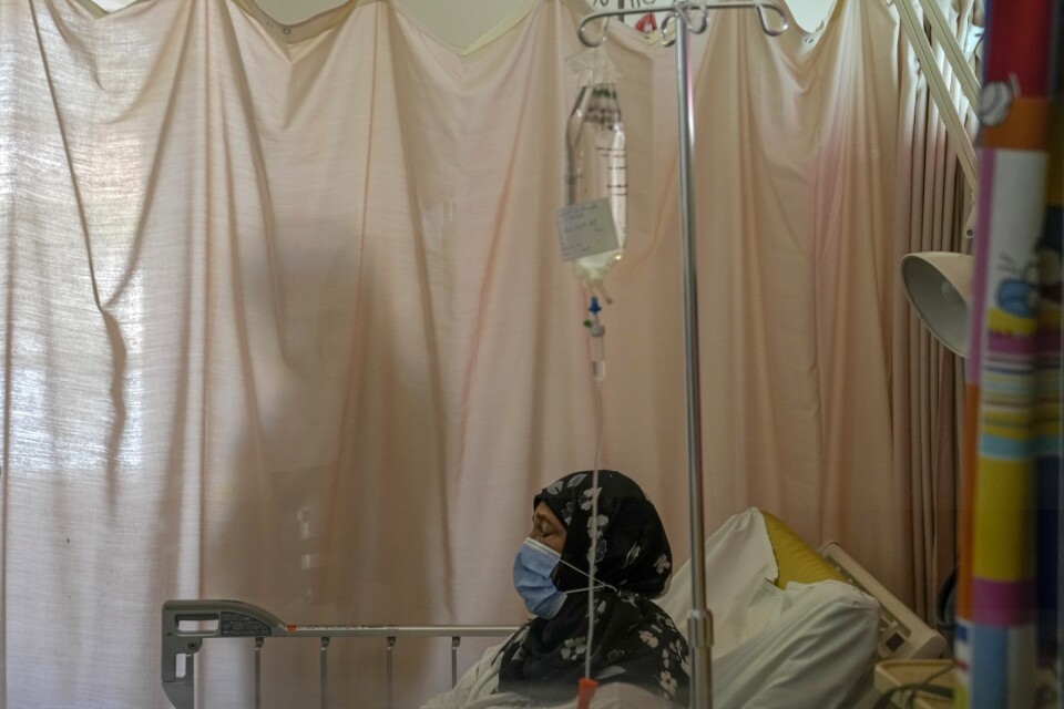 Sjukhusen är svårt drabbade av energikrisen i Libanon. På bilden väntar Wahiba Doughan på att få cellgiftsbehandling för lungcancer på ett sjukhus i huvudstaden Beirut.