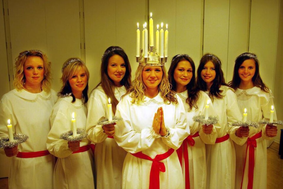 2004 års Lucia hette Malin Wirell, här med tärnorna Sabina Petersson-Ek, Emma Ståhl, Matilda Svensson, Jennifer Åberg, Linnea Henriksson och Sophia Wallin.