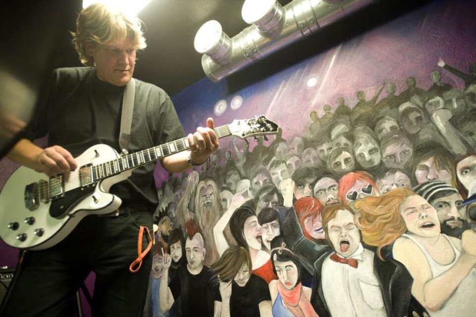 Bilden är från Studiefrämjandet i Växjös rockkollo för vuxna och när Kjell Ryglert testar hur det känns med en gitarr runt halsen.