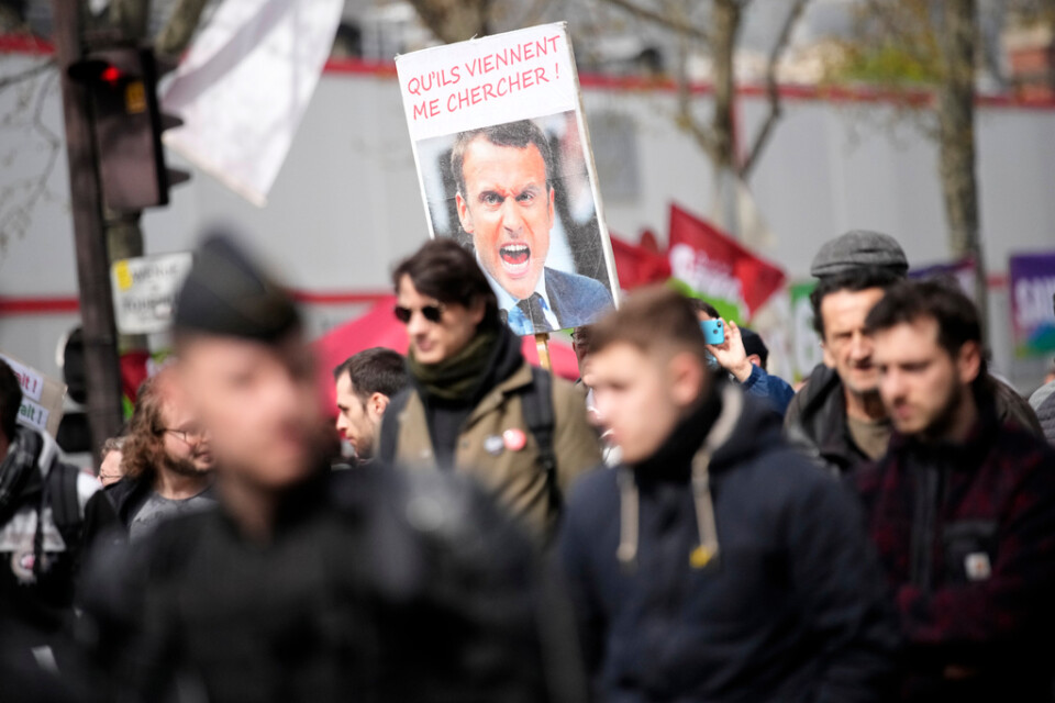 Runt om hela Frankrike protesterade demonstranter emot president Emmanuel Macron och hans regerings förslag om att förändra pensionsvillkoren i landet.