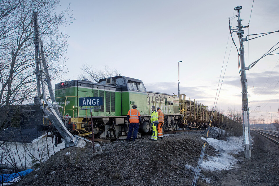 Ett tåg med timmer spårade ur i Ånge centrum och riskerade att välta ner i bostadsområdet.