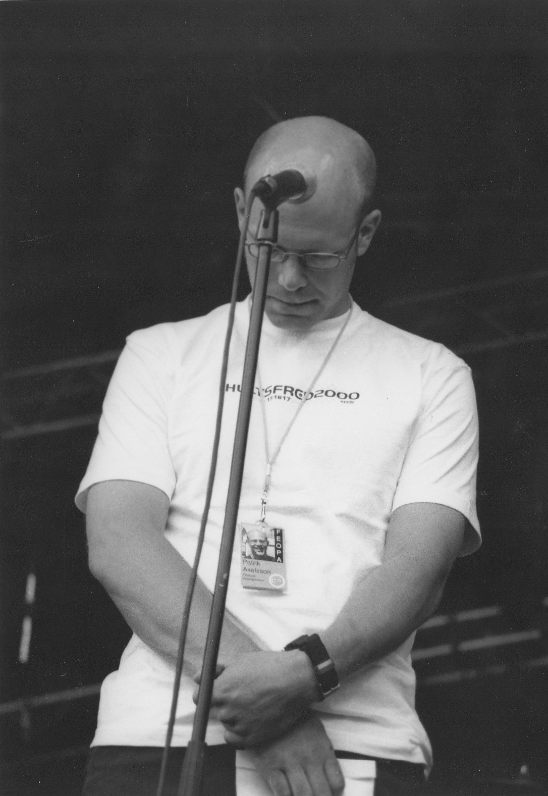 Patrik Axelsson, ordförande i Rockparty, under en tyst minut efter dödsolyckan 1999.