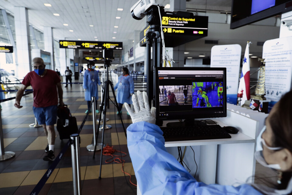 En värmekamera används för att mäta kroppstemperaturen hos passagerare vid flygplatsen i Panama City.