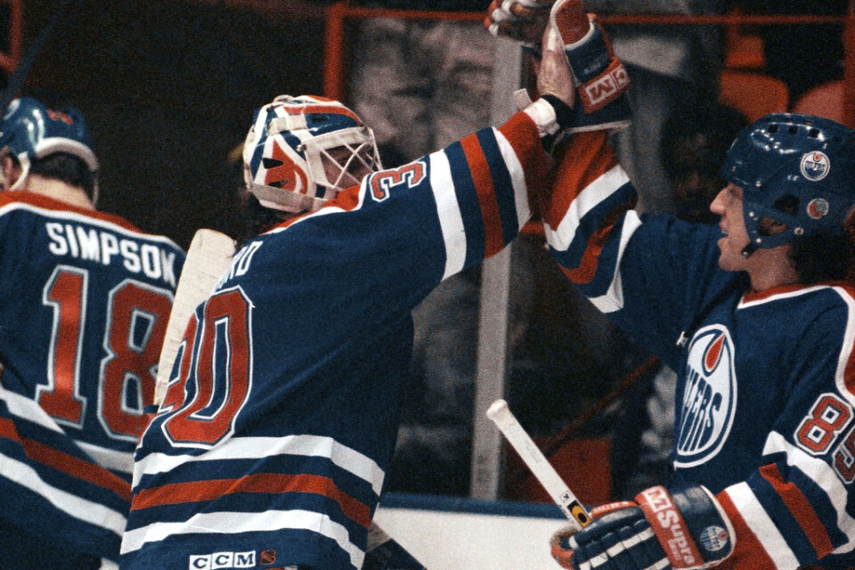 Petr Klima, till höger, firar Stanley Cup-titeln tillsammans med Edmontons målvakt Bill Ranford. Den tjeckiske hockeylegendaren har avlidit 58 år gammal.
