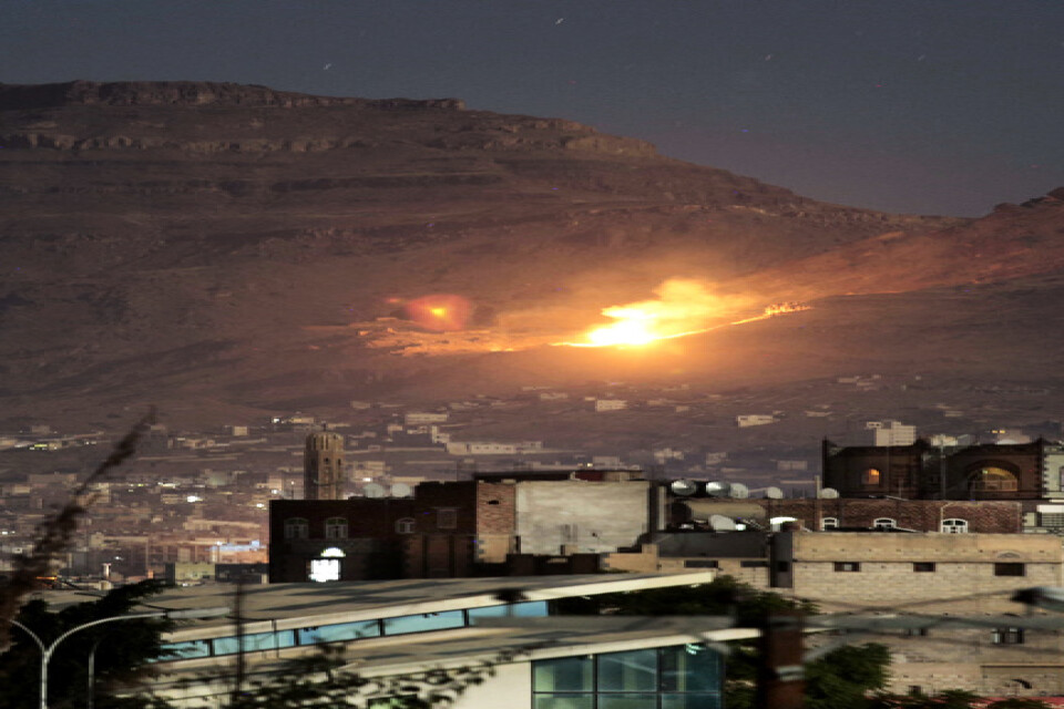 Eld och rök efter en saudiskledd flygattack mot Jemens huvudstad Sanaa. Arkivbild.