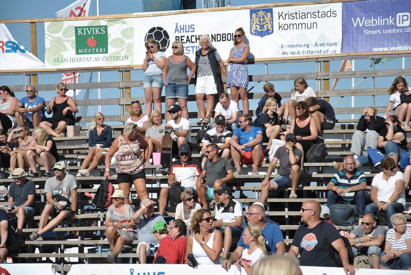 Publiken på Åhus Beachhandbolls centrecourt. Foto: Johannes Höghäll Johnsson