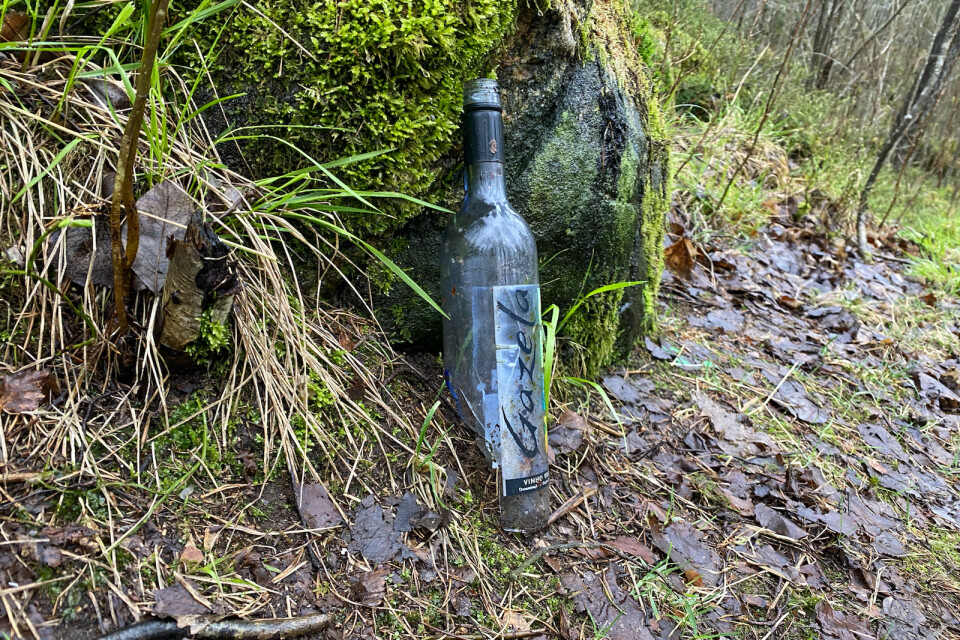 Den trasiga flaskan tros ha markerat en av gömmorna.
