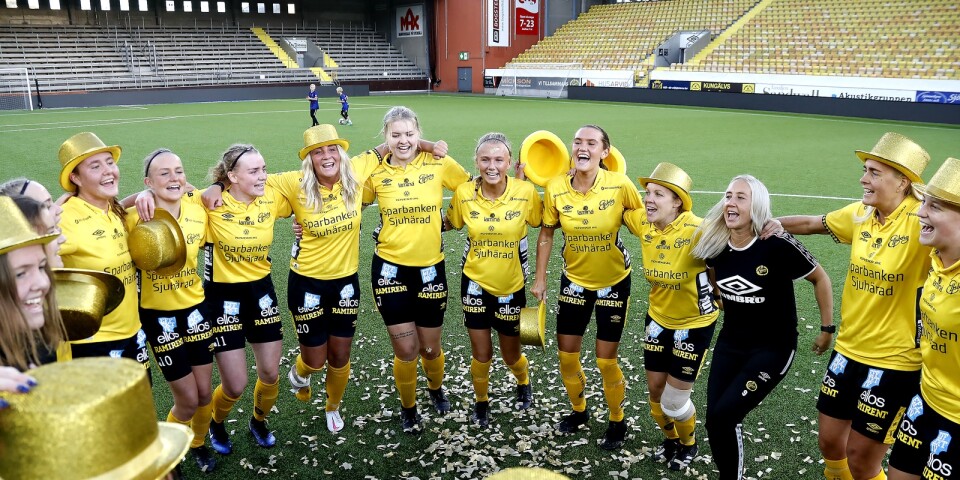 2021: Elfsborg firar seriesegern i division 3. Elin Dahl (nummer 7 i mitten) spelade varenda match den säsongen.