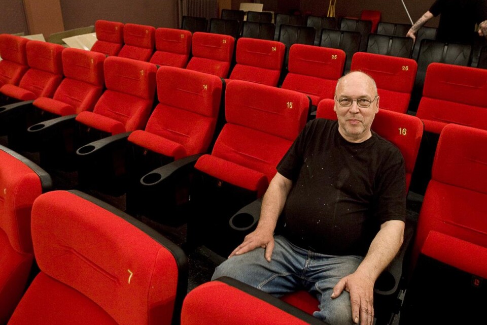 Jörgen Persson på Scala bio i Sölvesborg i ett gladare sammanhang, när bion stod beredd att ta emot en full salong. Nu blir det enbart ”Jukebox-bio”, det vill säga uthyrning, inga ”vanliga” filmvisningar.