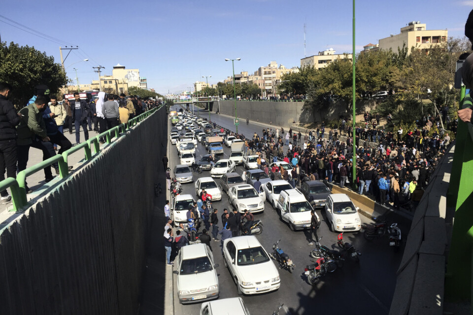 Protest i Iran i november i fjol efter att bensinpriser höjts. Arkivbild.