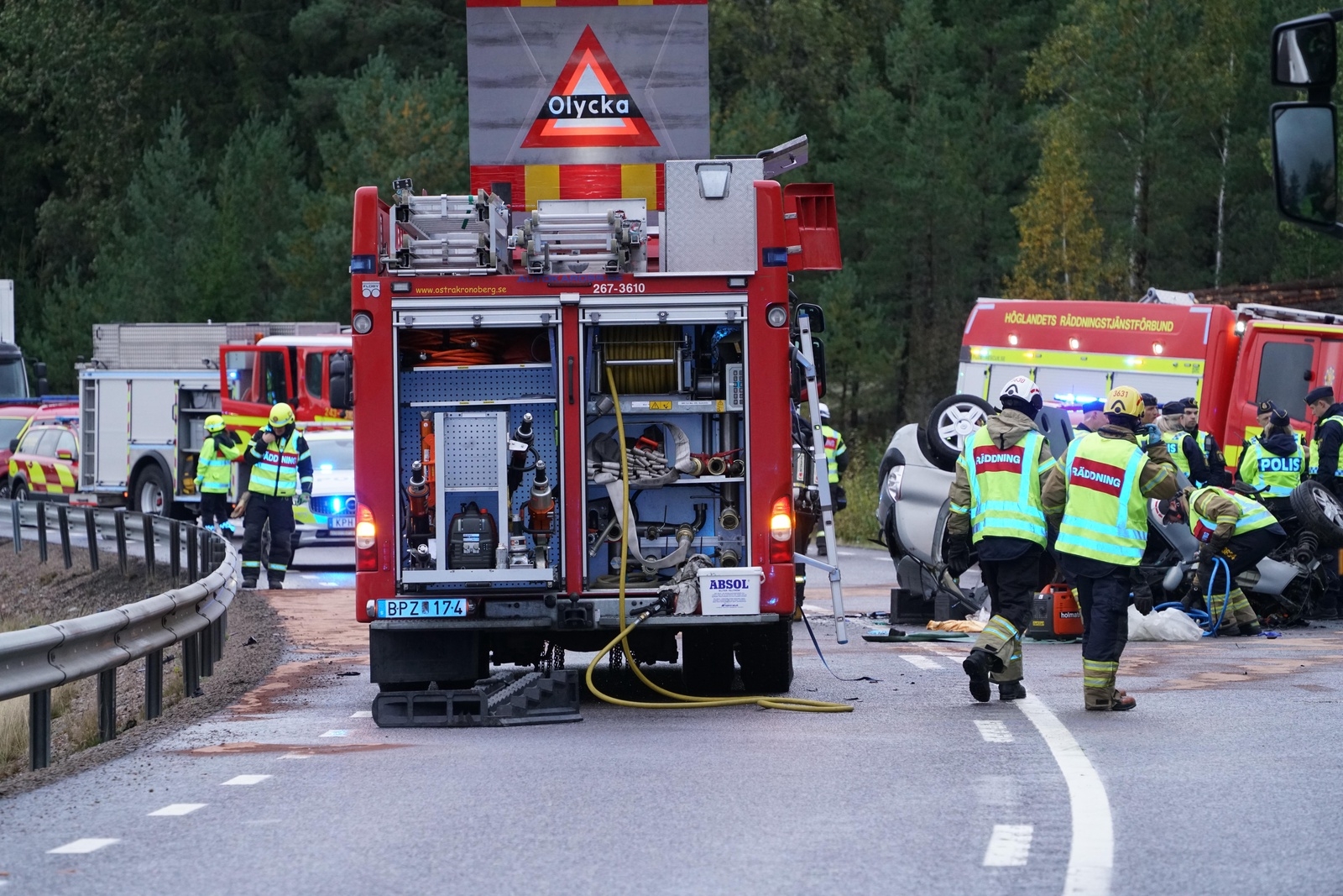 Två personbilar kolliderade utanför Lindshammar på torsdagskvällen. Två tonårspojkar avled i samband med olyckan. Ytterligare tre personer skadades.