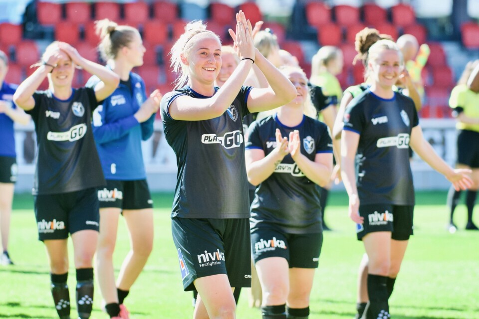 Hanna Stokki leder firandet efter 3–2-segern mot Lidköping.