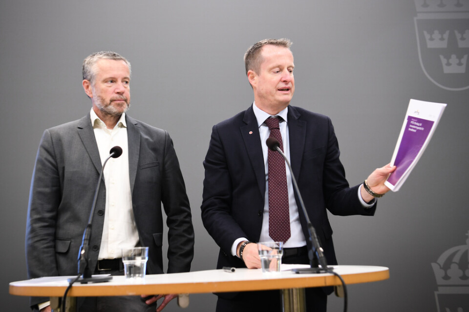 Digitaliseringsminister Anders Ygeman tar emot förslag till ny stödmodell av Post- och telestyrelsens generaldirektör Dan Sjöblom.