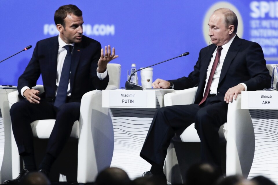 Frankrikes president Emmanuel Macron med Vladimir Putin på det ryska ekonomiforumet 2018.
