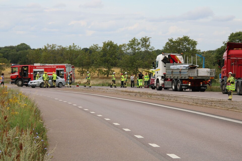 Vid olyckan mellan en personbil och en motorcyklist bildades köer vid infarten till Algutsrum. Motorcyklisten togs omhand för transport till länssjukhuset.