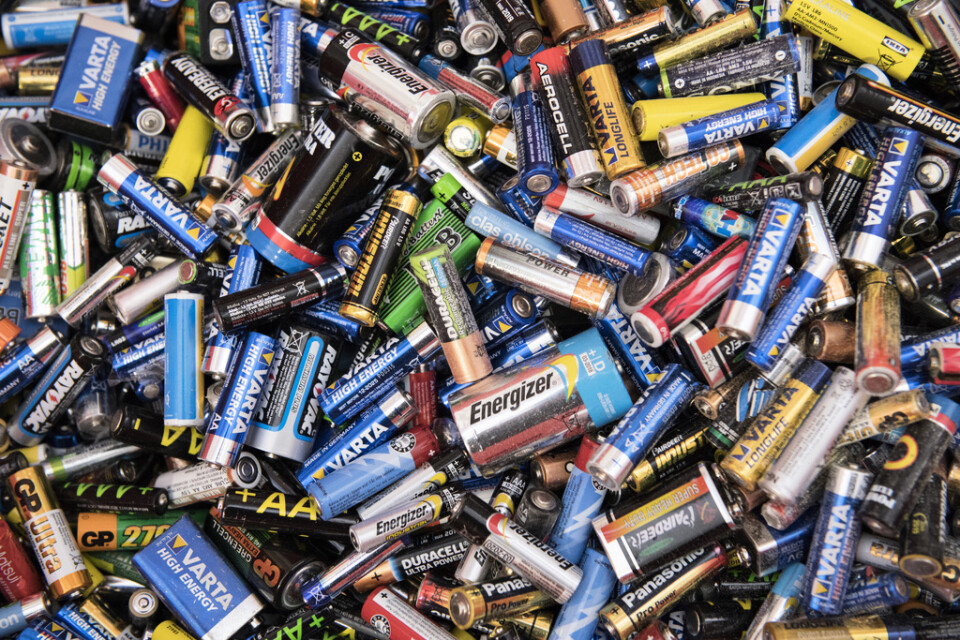 Elbranschen häver avtalet med Sveriges största batteriåtervinnare. Nu brådskar det att hitta någon som kan tömma batteriholkarna. Arkivbild.