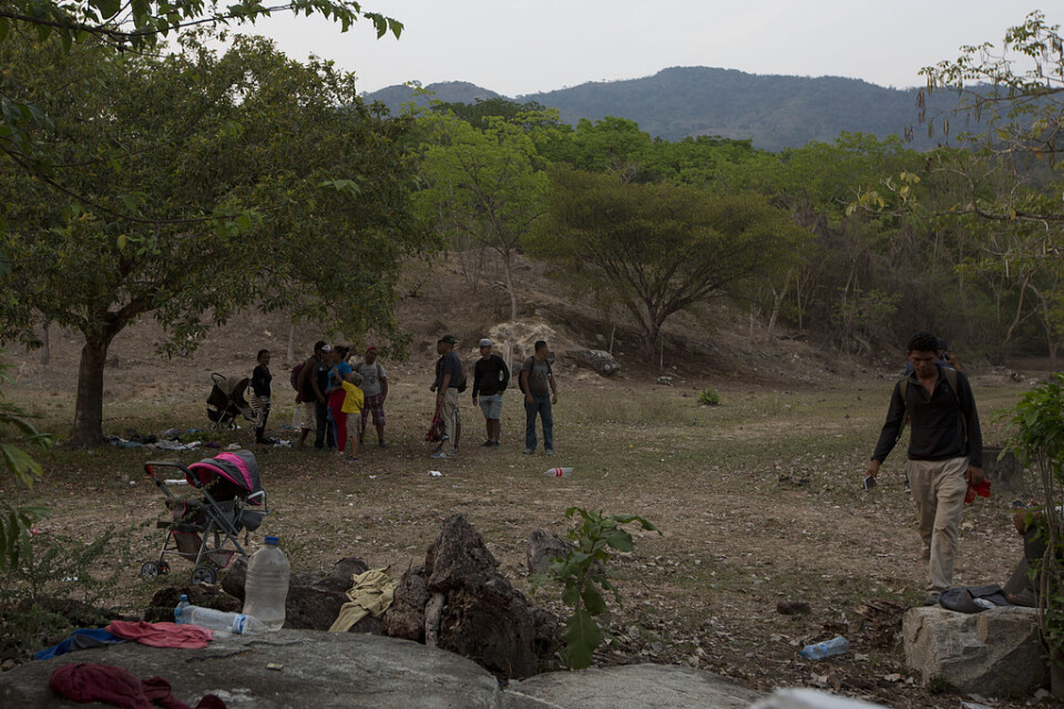 En del migranter i mexikanska Chiapas flydde när polis och personal från landets migrationsmyndighet frihetsberövade många migranter. På bilden har några av dem som sprang från platsen återvänt för att plocka upp sina tillhörigheter, enligt AP.