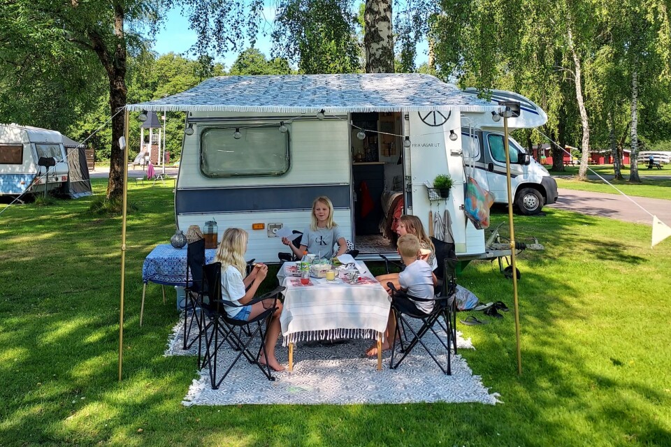 Cajsa Olsson och barnbarnen njuter av campinglivet.