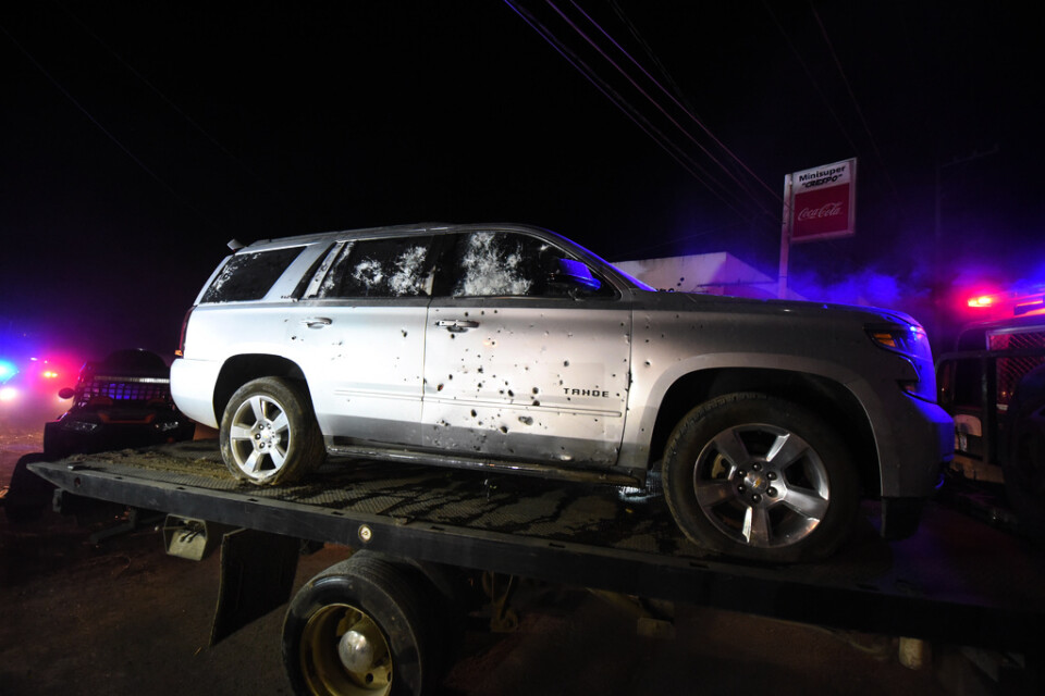En sönderskjuten bil i den mexikanska delstaten Nayarit. Den tidigare chefsåklagaren i delstaten samarbetade med två olika knarkkarteller, enligt en rapport.
