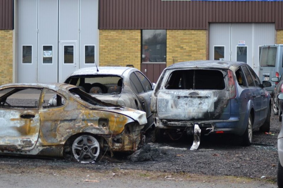 Fyra bilar blev totalförstörda vid branden på nyårsafton.