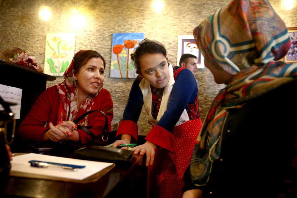 Downtism Cafe i Tehran, Iran är populärt. Kaféet drivs av personal med autism och Downs syndrom och ger inte bara meningsfull sysselsättning, utan visar vilken tillgång personer med funktionsnedsättning är.