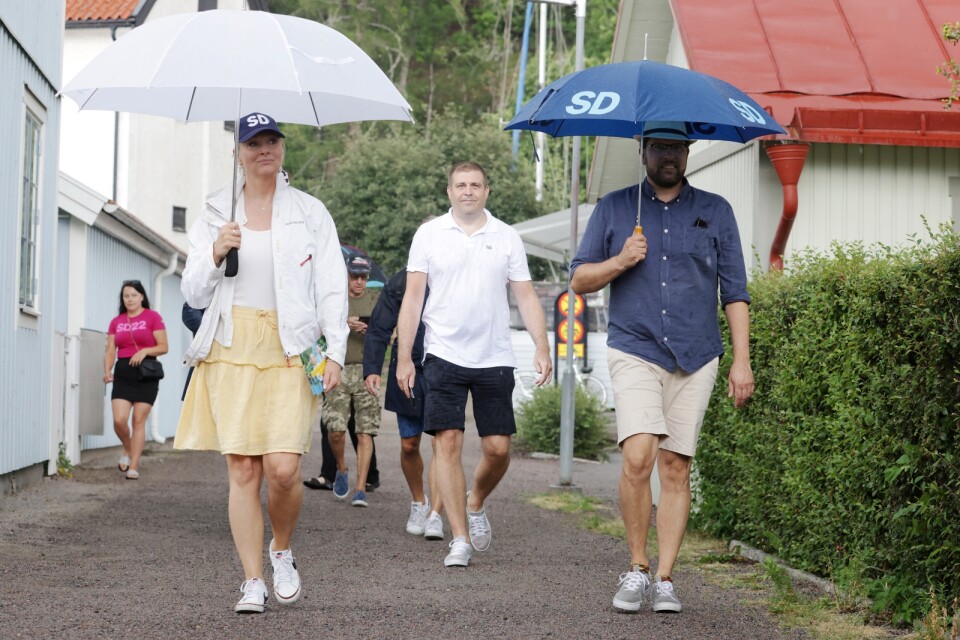 Sverigedemokraternas Jimmie Åkesson och riksdagskandidaten Jessica Stegrud på plats i Söderköping under partiets sommarturné på Göta kanal.