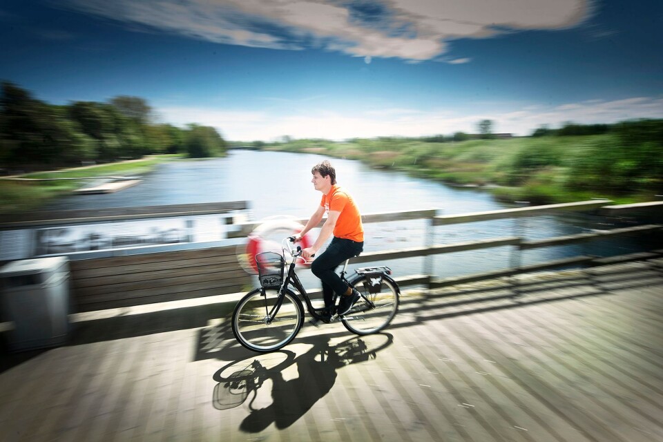 Projektledaren Erik Svedin susar över bron vid Naturum där Cykelturveckan invigs den 5 augusti.